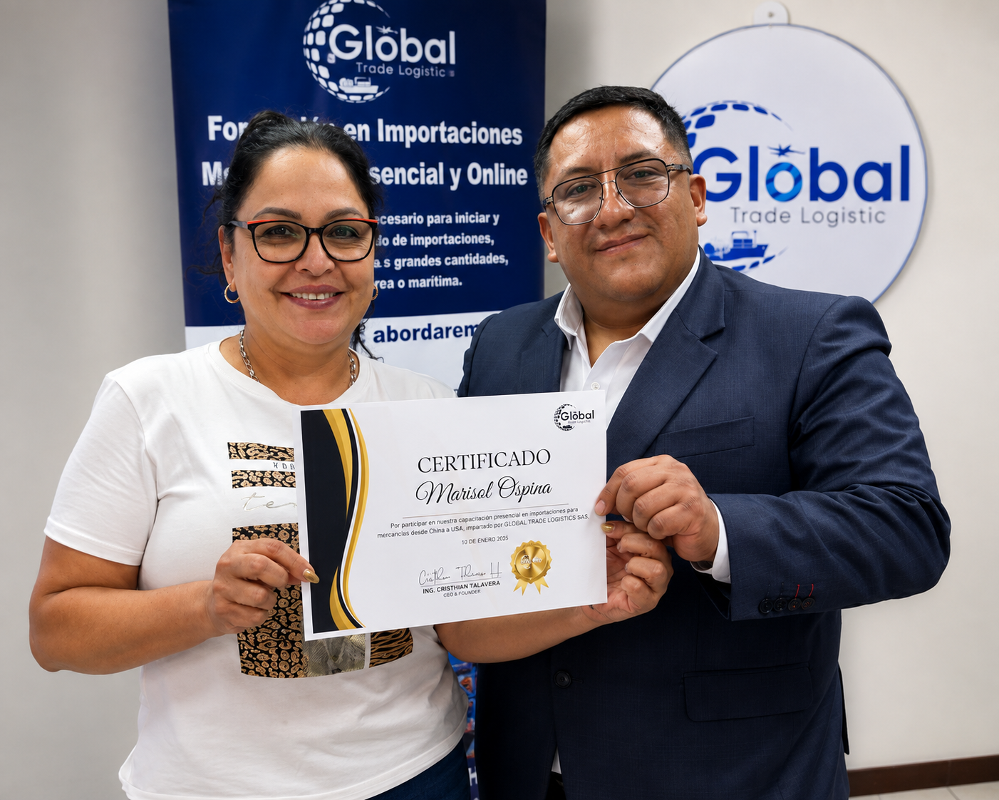Estudiante recibiendo su certificado